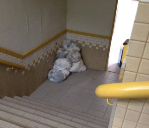 Lixo infectante nas escadas UNIP Goiás Dicas Odonto